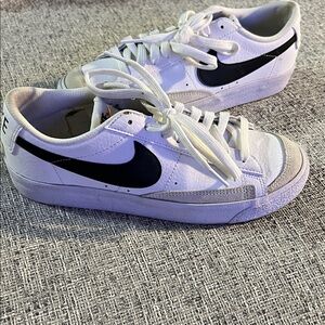 Nike White and Black Sneakers